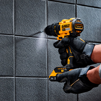 Taladro percutor DEWALT DCD7781D2-B2 de 20V MAX en uso para trabajos de perforación y atornillado