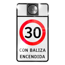 Señal tránsito 30 km/h con baliza de advertencia escolar encendida y módulo solar integrado